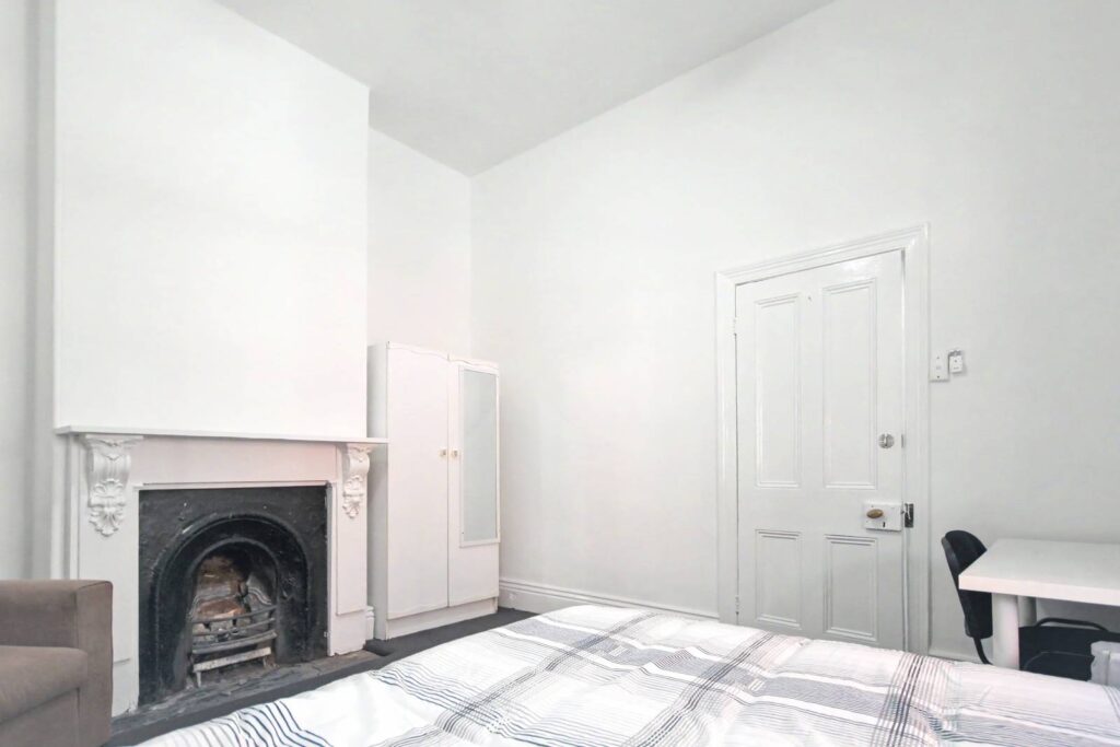 102-Philip-Street-Room A-012
