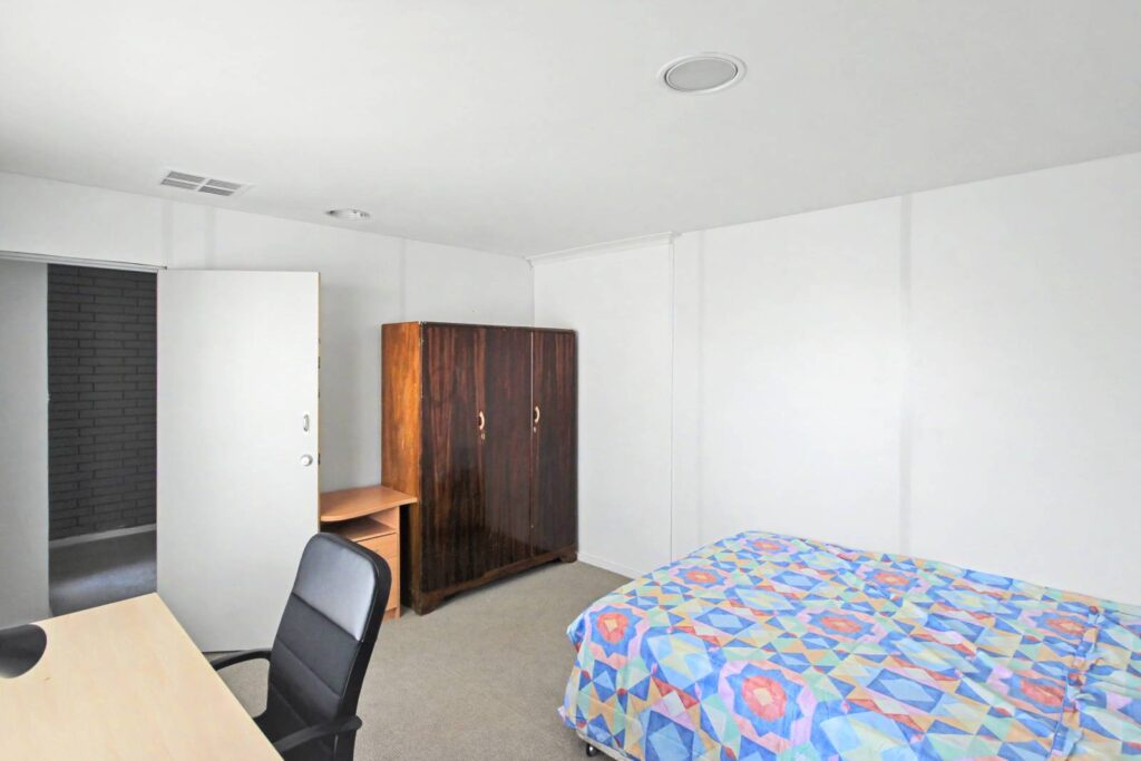37-Milne-at-Vale-Park-Room E-029